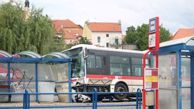 Autobus vjel ve Slaném na autobusovou zastávku s lidmi. Nehodu bohužel nepřežilo dítě.