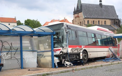 Autobus vjel ve Slaném na autobusovou zastávku s lidmi. Nehodu bohužel nepřežilo dítě.