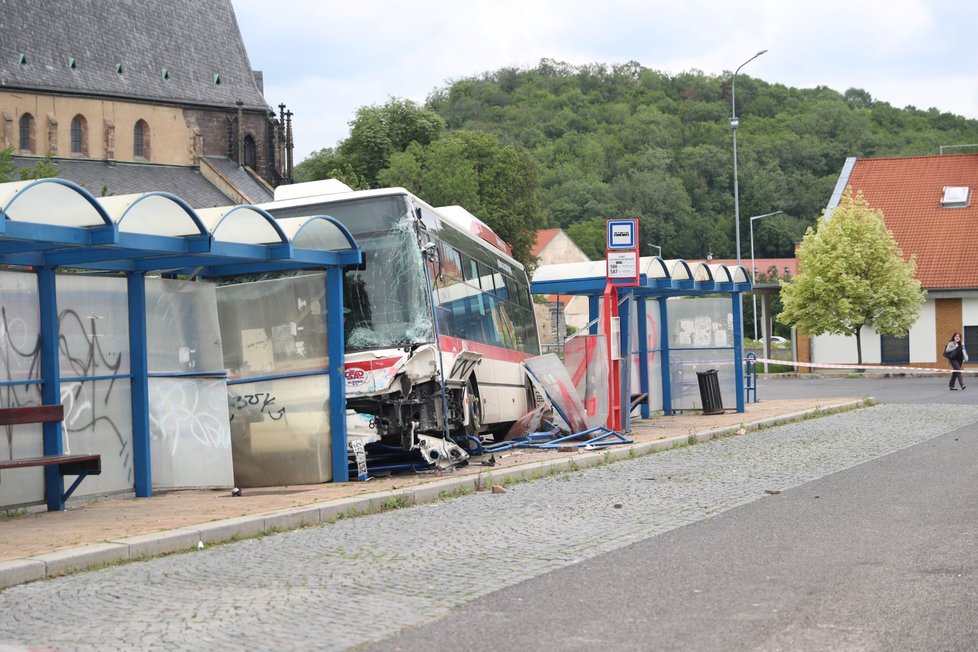 Autobus vjel ve Slaném na autobusovou zastávku s lidmi. Nehodu bohužel nepřežilo dítě.