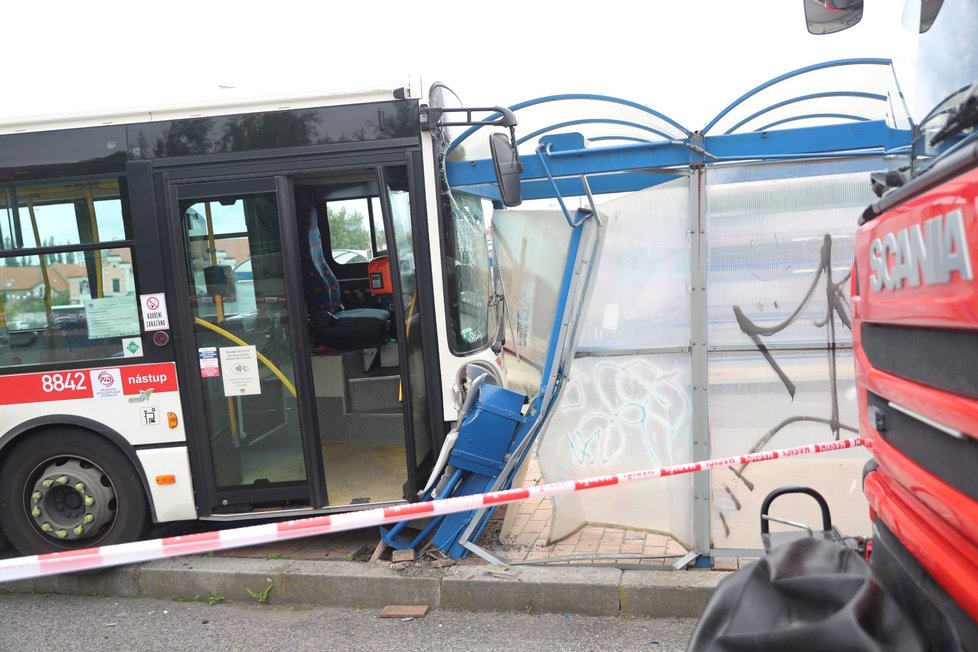 Autobus vjel ve Slaném na autobusovou zastávku s lidmi. Nehodu bohužel nepřežilo dítě.