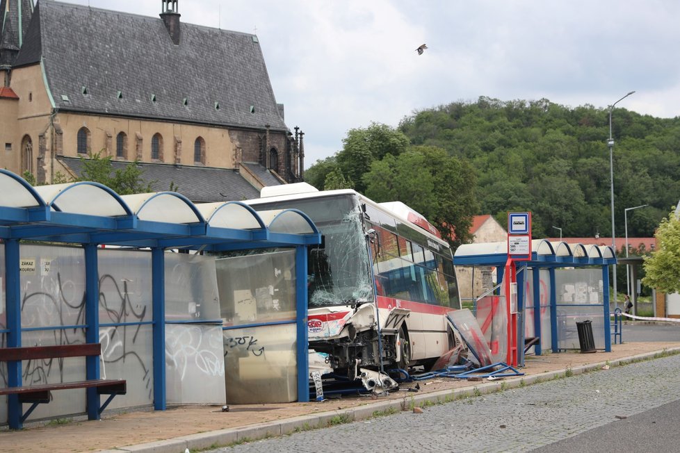 Autobus vjel ve Slaném na autobusovou zastávku s lidmi. Nehodu bohužel nepřežilo dítě.