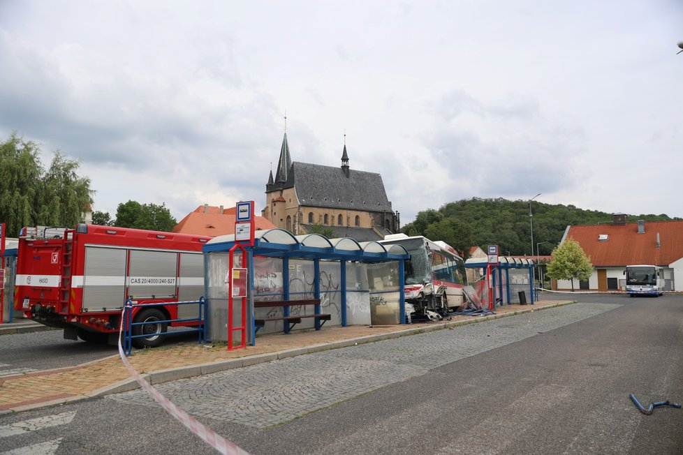 Autobus vjel ve Slaném na autobusovou zastávku s lidmi. Nehodu bohužel nepřežilo dítě.