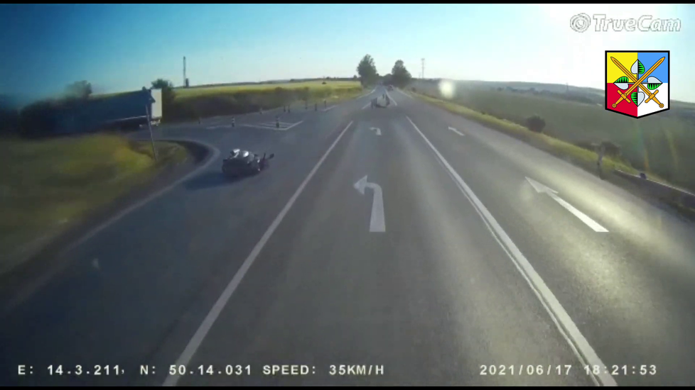 Řidič kamionu nedal přednost mladé motorkářce (16): Od nehody pak ujel!