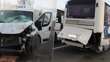 Vážná nehoda u Slaného: Srazila se dodávka s autobusem, zraněného řidiče vzal do nemocnice vrtulník