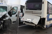 Vážná nehoda u Slaného: Srazila se dodávka s autobusem, zraněného řidiče vzal do nemocnice vrtulník
