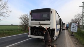 Dodávka se srazila s autobusem: vážně zraněného odvezl vrtulník.