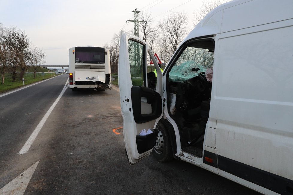 Dodávka se srazila s autobusem: vážně zraněného odvezl vrtulník.