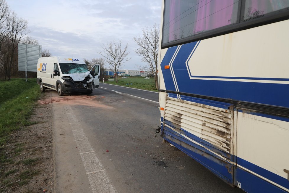 Dodávka se srazila s autobusem: vážně zraněného odvezl vrtulník.