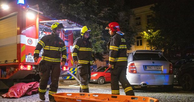 U výbuchu v bytě ve Slaném zasahoval i pyrotechnik: Policie našla plnou vanu acetonu?