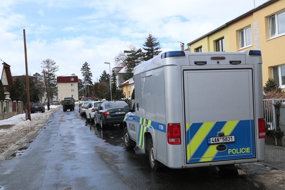 Ženu bez známek života našla policie v rodinném domě ve Slaném.