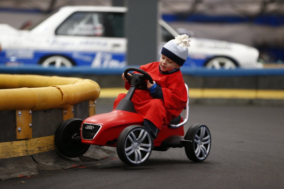 První metry na šlapadle Audi byly krušné. Velmi dobré jízdní vlastnosti a strmé řízení zapříčinily lehký karambol.