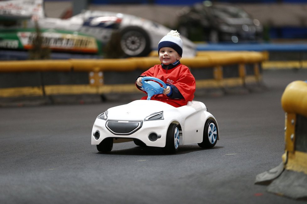 V zatáčkách byl peugeot méně jistý než audi, řízení neposkytovalo takovou zpětnou vazbu. Boční vedení sedačky si však Matěj pochvaloval.