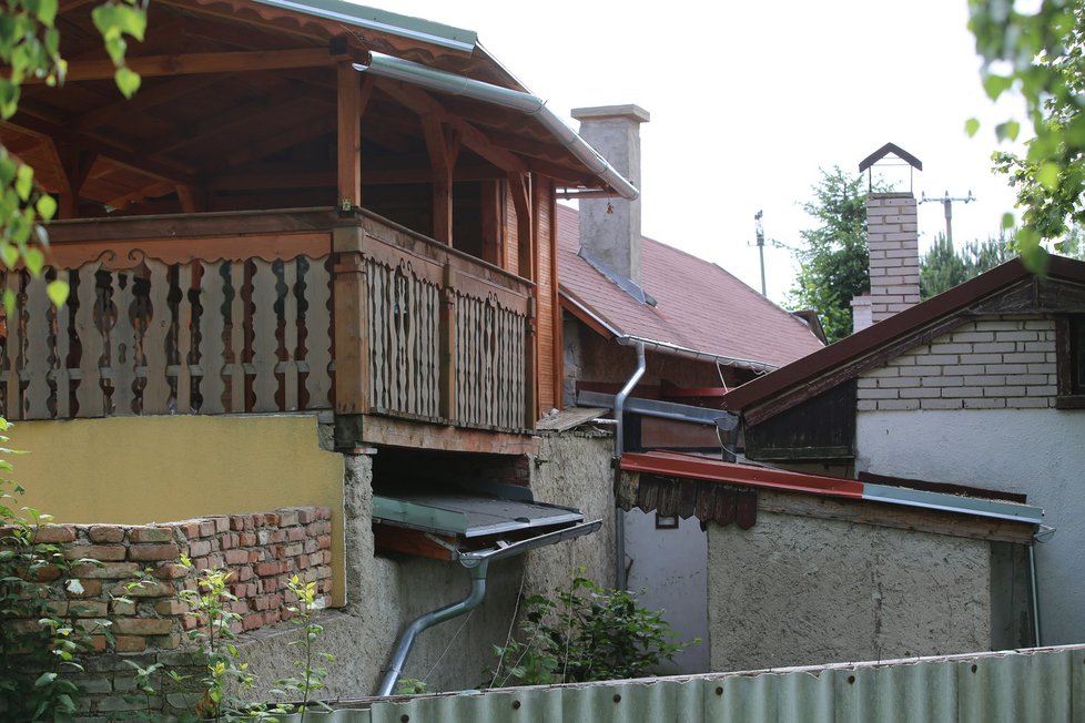 Střecha nevzhledné verandy také přesahuje na pozemek sousedů.