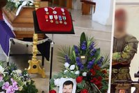 Průlet vrtulníků, narvaný kostel a dojemná slova kolegů. Bližní pohřbili vojáka Ivo Šíra (†37)