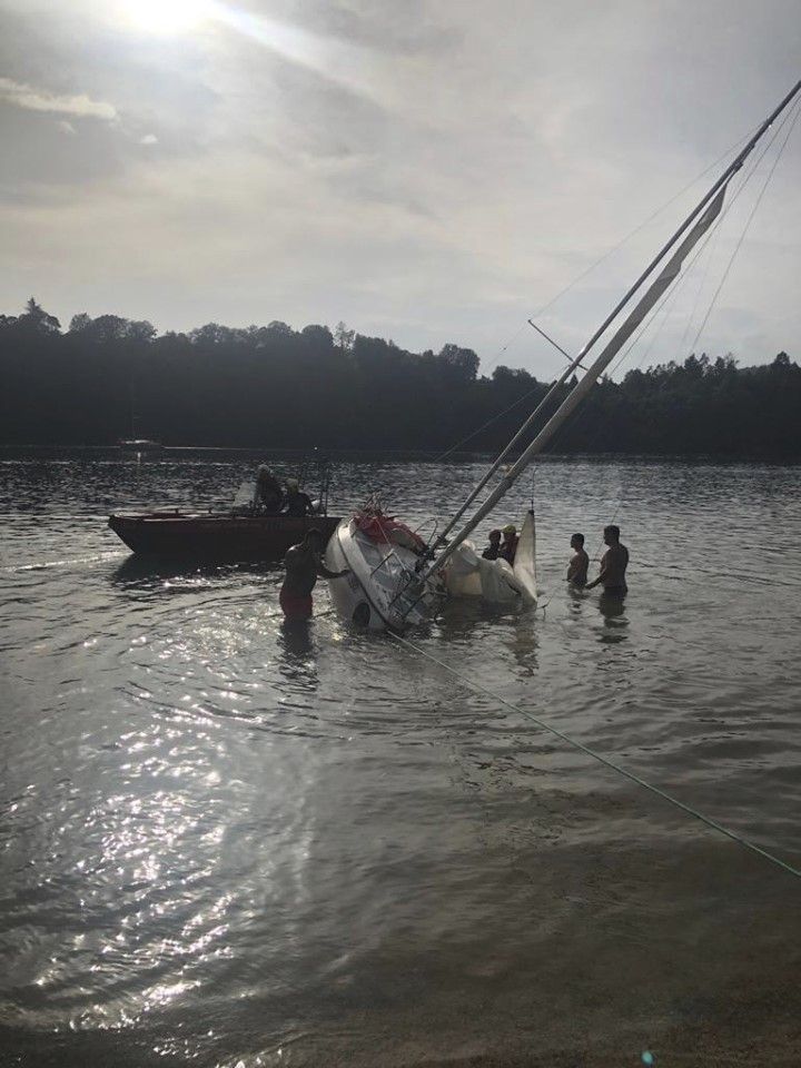 Na Slapech za bouřky převrátila plachetnice, dva dospělí s dítětem doplavali na břeh (15. 6. 2019).