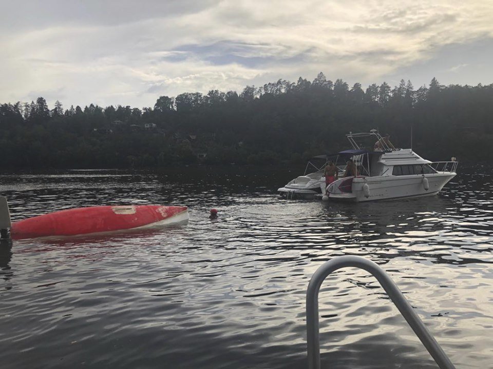 Na Slapech za bouřky převrátila plachetnice, dva dospělí s dítětem doplavali na břeh (15.6.2019)