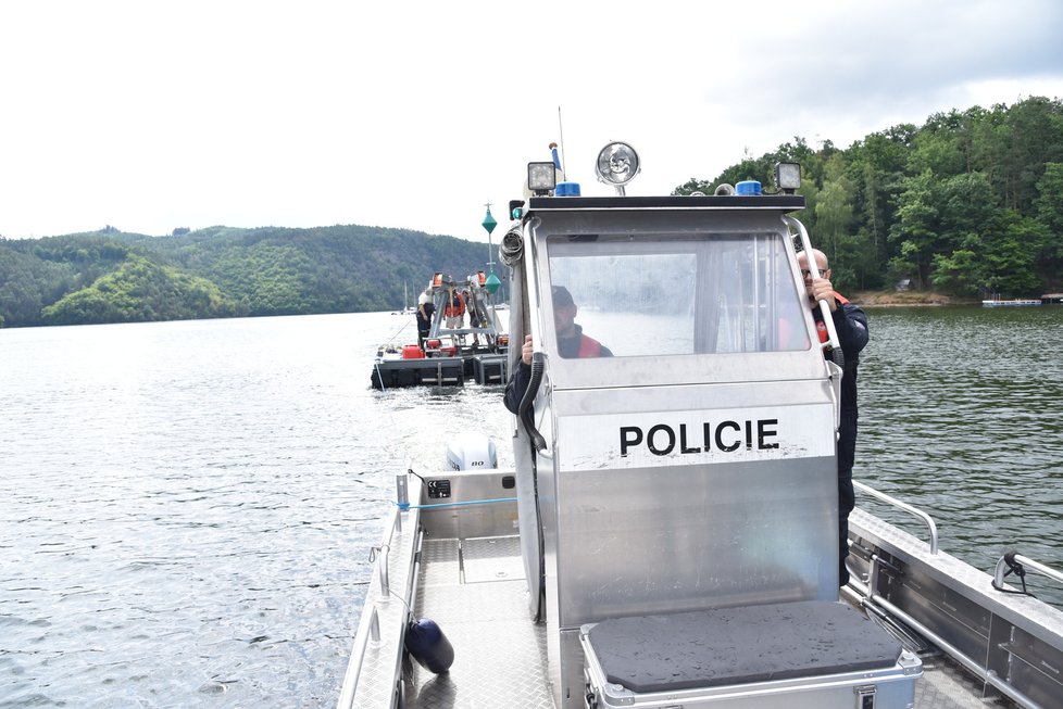 Preventivní bezpečnost při vyzdvižení plavidla zajišťovlaa Policie České republiky.