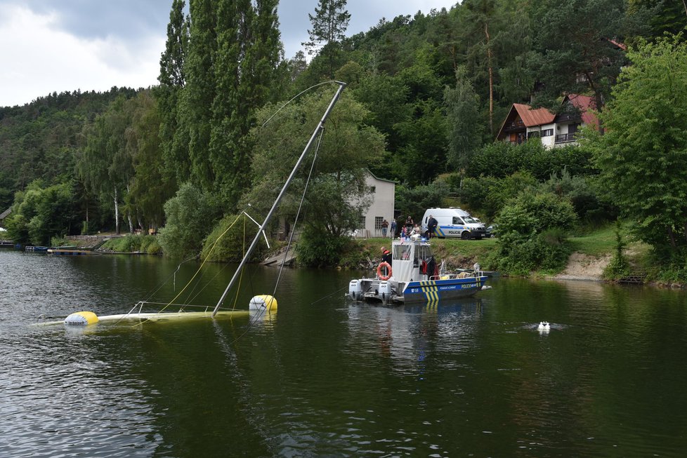 Plachetnice byla nejprve vyzdviena do relativně nízké hloubky, přičemž posléze byla podepřena dvě vaky naplněnými vzduchem, které ji udržely nad hladinou.