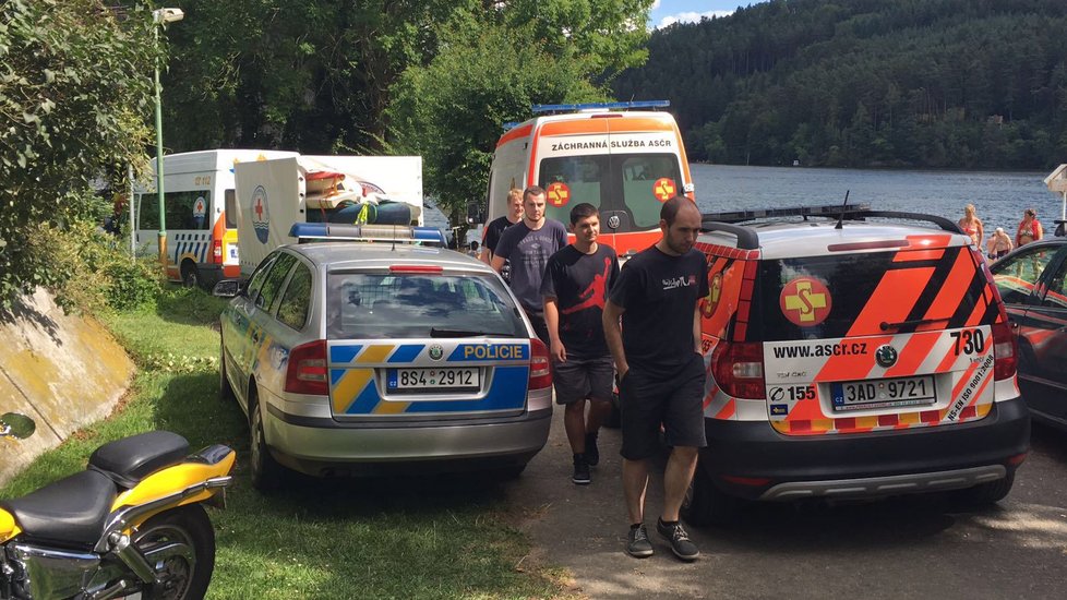 Záchranáři a policisté u místa, kde se loď potopila.