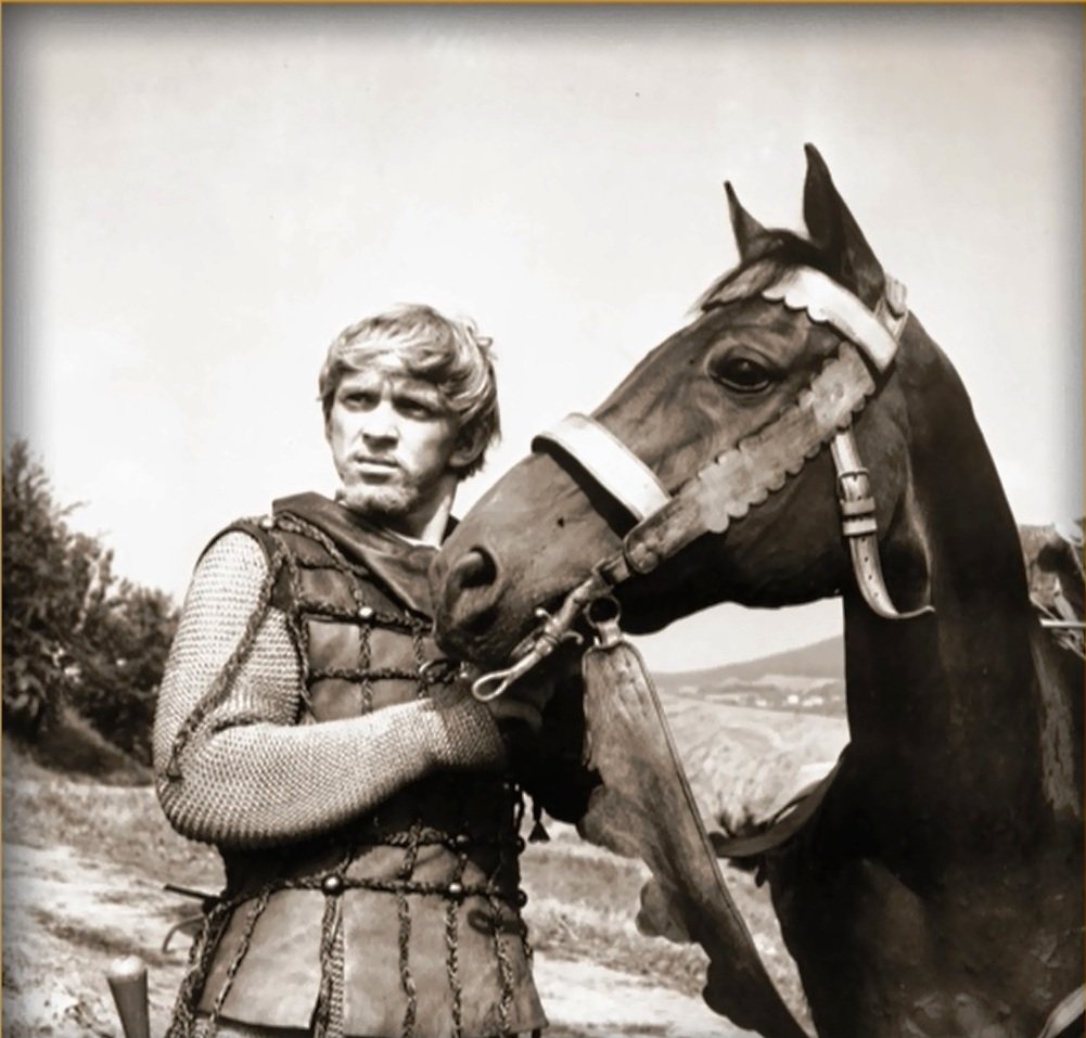 Jaromír Hanzlík si zahrál s koněm, ale ve filmu o mládí krále Karla IV. se objevil i s kozou. O pár let později zase vyfasoval krávu ve filmu Léto s kovbojem.