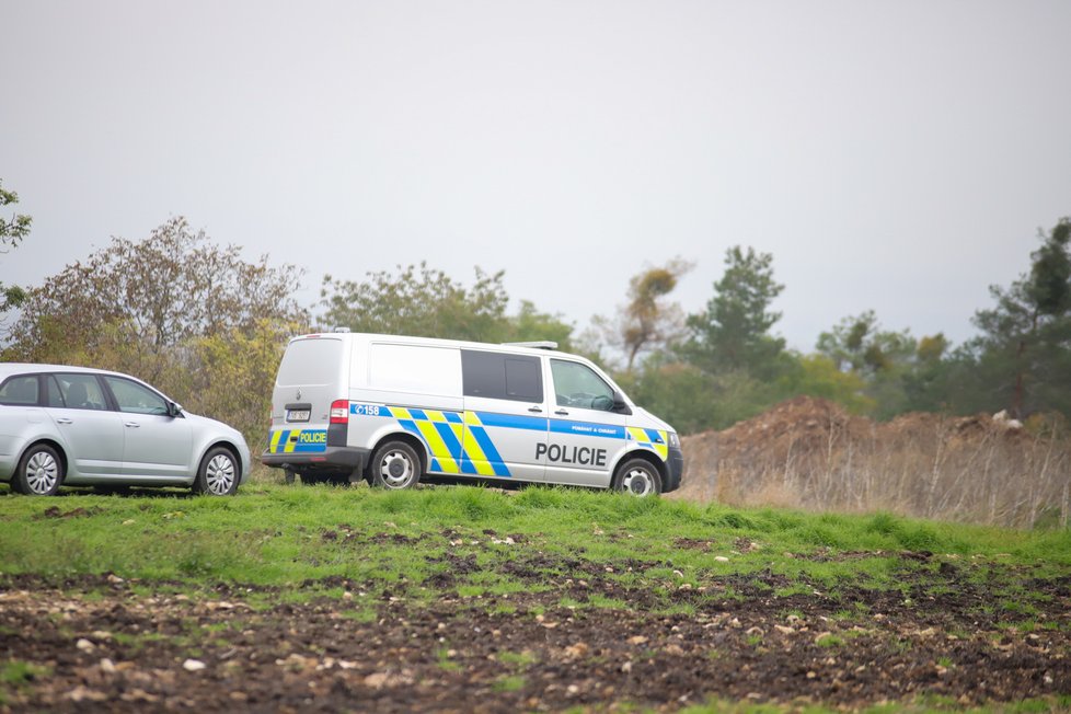 Policie druhým dnem pracuje s těžkou technikou nedaleko Slavětína.