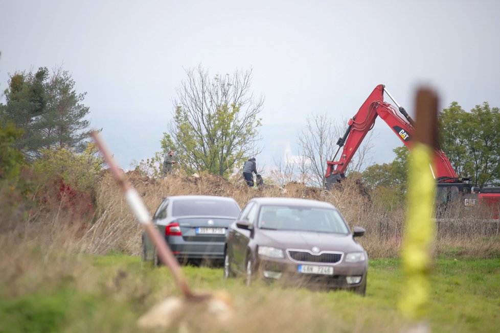 Policie druhým dnem pracuje s těžkou technikou nedaleko Slavětína.