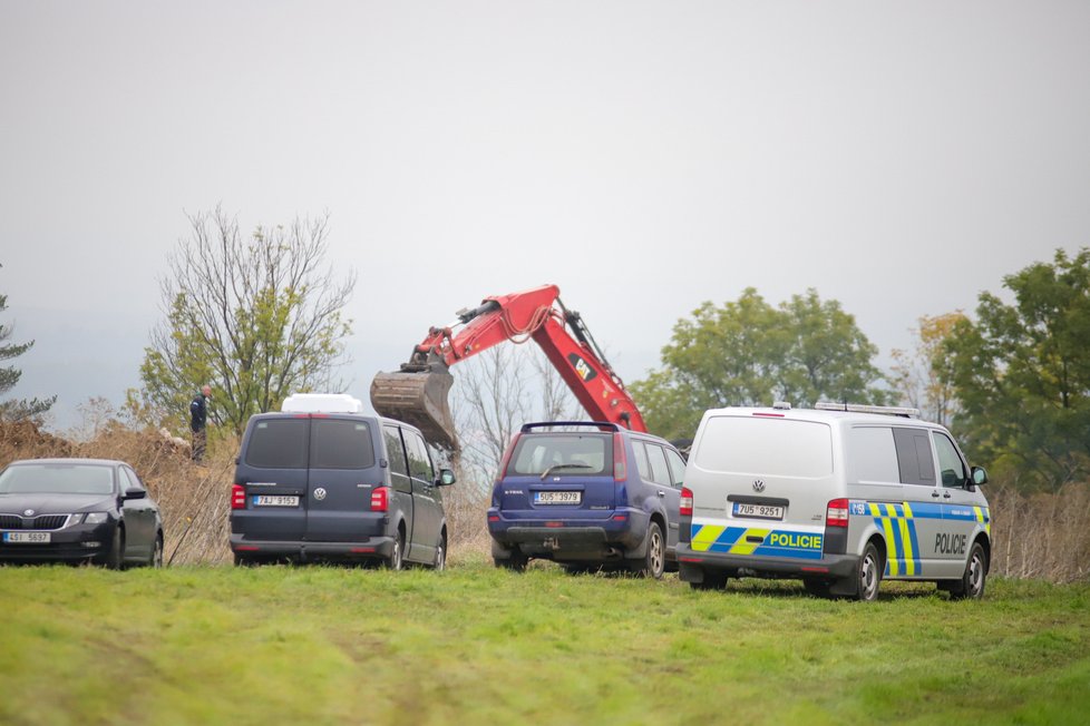 Policie druhým dnem pracuje s těžkou technikou nedaleko Slavětína.