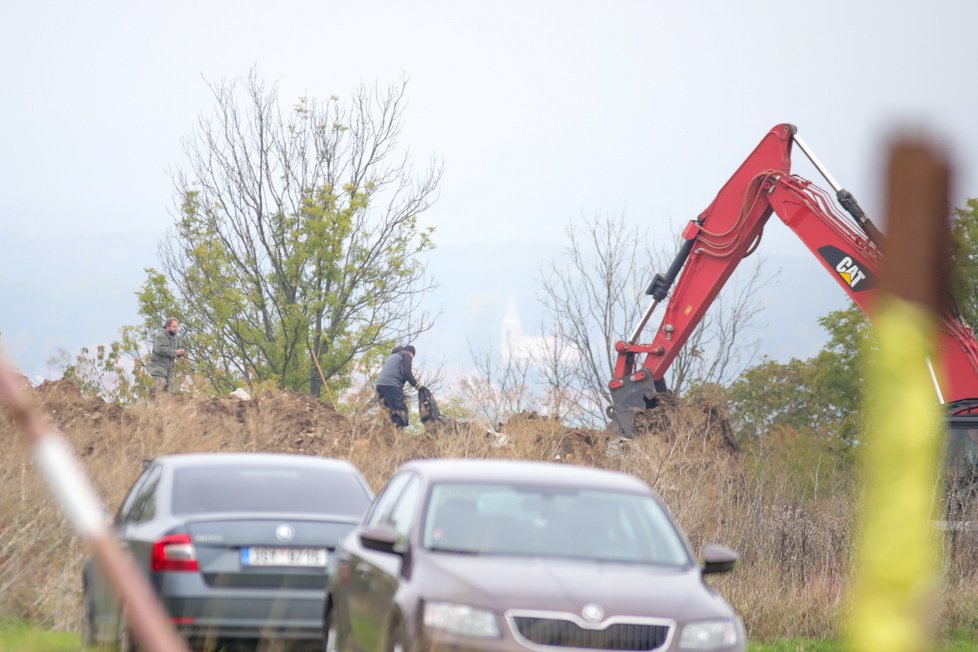 Policie druhým dnem pracuje s těžkou technikou nedaleko Slavětína.