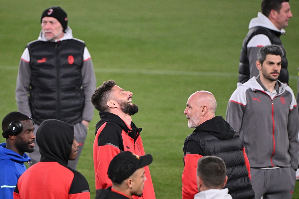 Hráči AC Milán si prohlížejí hřiště v Edenu