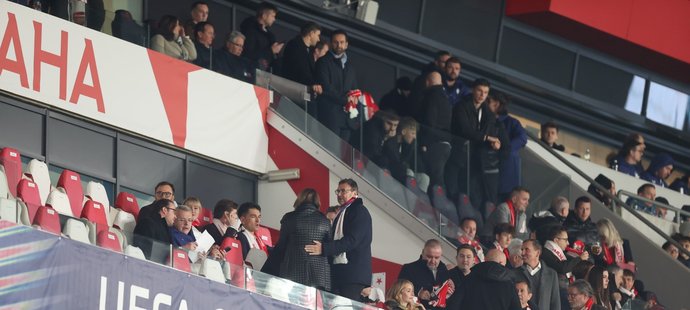 Tykač usedl vedle své ženy.