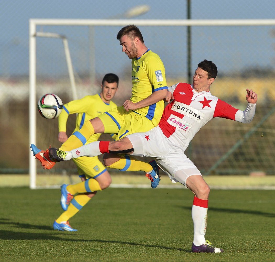 Stoper Slavie Jiří Bílek v souboji se soupeřem