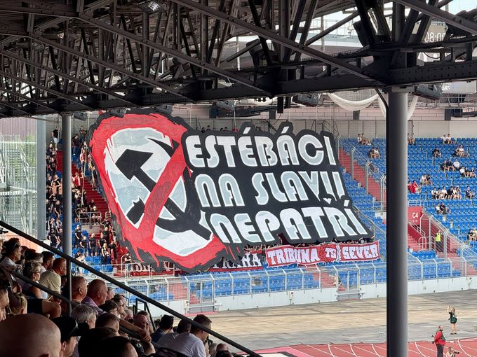 Tribuna Sever v Ostravě: Estébáci na Slavii nepatří! Baníkovci skandovali proti Tvrdíkovi Tribuna Sever v Ostravě: Estébáci na Slavii nepatří! Baníkovci skandovali proti Tvrdíkovi
