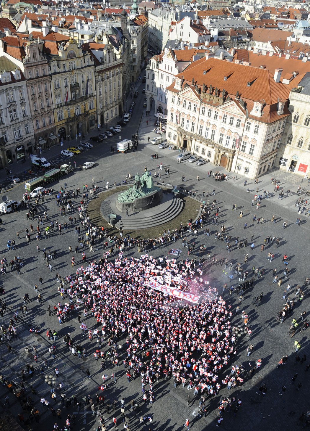 Fanoušci Slavie se během pochodu zastavili na Staroměstském náměstí...