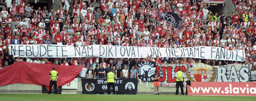 Fanoušci Slavie dali najevo svou nespokojenost s pokutou od UEFA