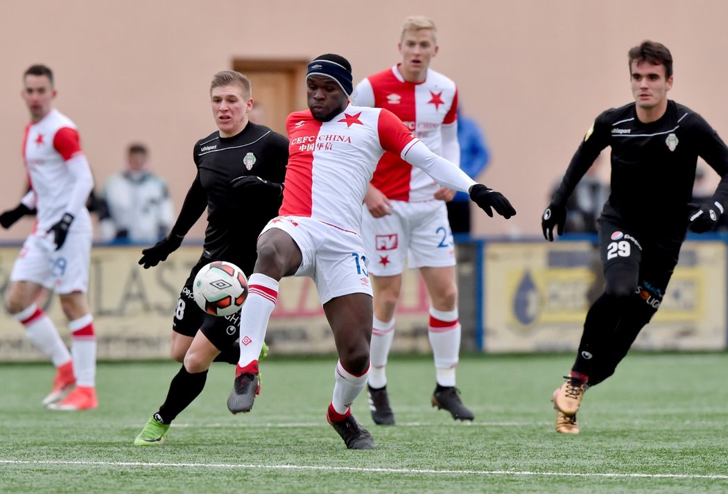 Michael Ngadeu ze Slavie v souboji Konradem Zaradnym z Viktorie Žižkov