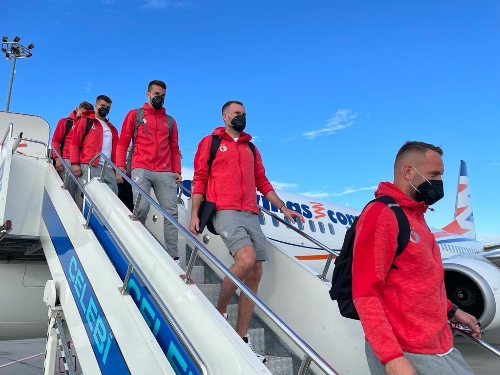 Fotbalisté Slavie vystupují z letadla v Budapešti 