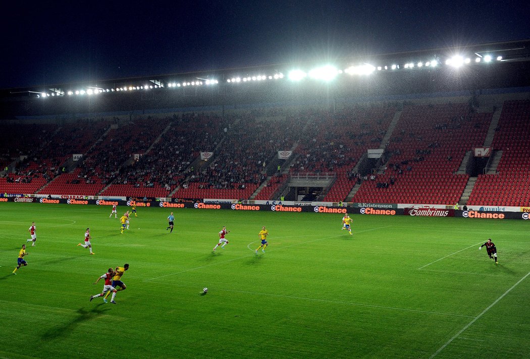 Dohrávka 5. kola Gambrinus ligy mezi Slavií a Teplicemi se uskutečnila na novém trávníku, položeném kvůli Superpoháru