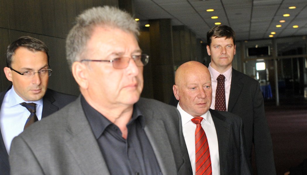 Zástupci Slavie a společnosti Natland Group opouštějí jednání licenční komise.