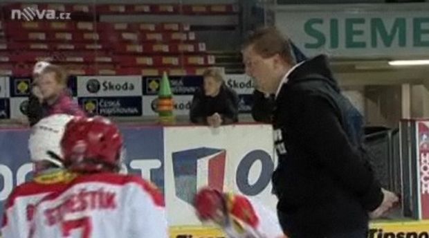 Trenér Slavie křičí na svého hráče. Místo povzbuzení se dočkal nadávek. Trenér Slavie křičí na svého hráče. Místo povzbuzení se dočkal nadávek.