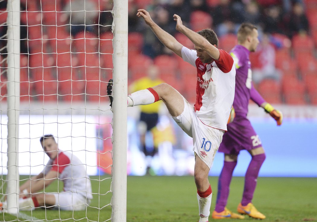 Slávisté museli být po remíze s Jabloncem (0:0) naštvaní na tyče, brankovou konstrukci nastřelili hned třikrát