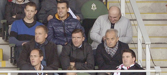 Zápas Slavie v Jablonci sledovali i člen dozorčí rady klubu Vladimír Šmicer a nový minoritní majitel Jiří Šimáně (uprostřed vpravo)