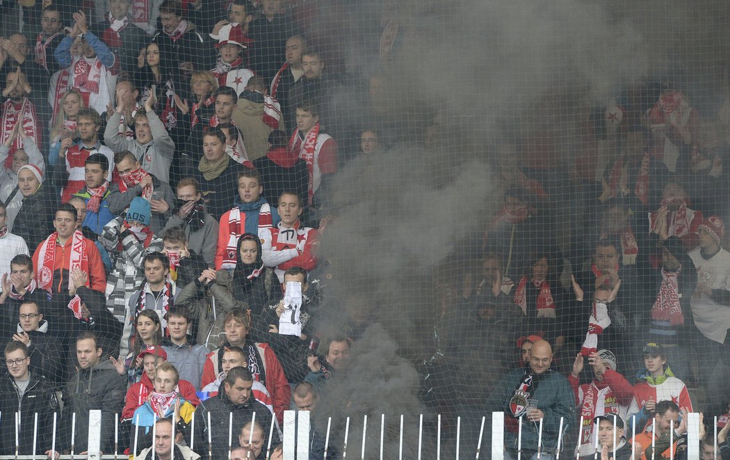 Fanoušci Slavie se v Jablonci dobře bavili i za pomoci dýmovnic