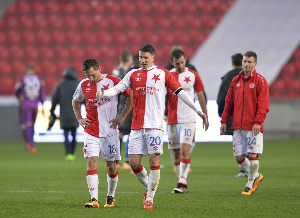 Zklamaní fotbalisté Slavie po remíze s Jabloncem