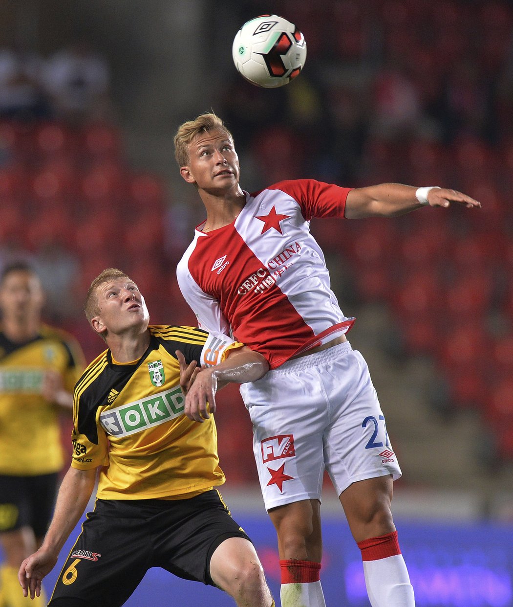 Záložník Slavie Antonín Barák v hlavičkovém souboji