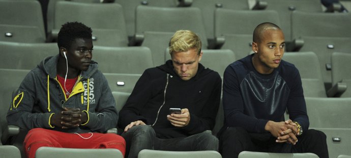 Útočníci Slavie Gino van Kessel a Mick van Buren na tribuně během zápasu se Zlínem