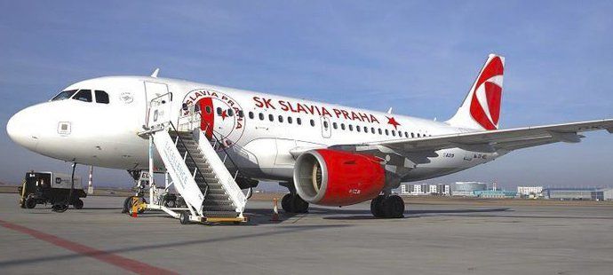 Slavia se vydala do Belgie letadlem s klubovým polepem!