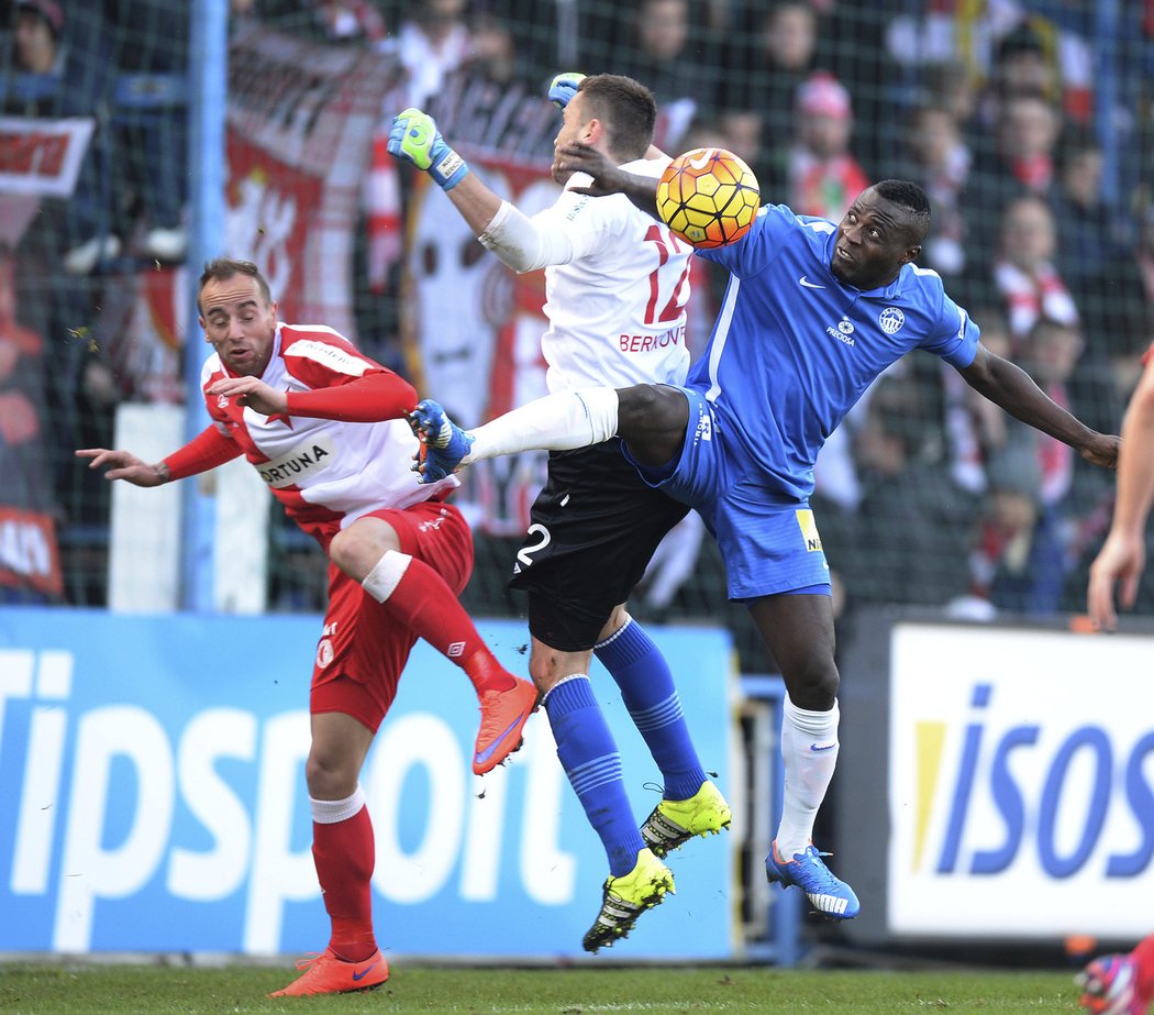 Ofenzivní záložník Liberce Dzon Delarge v souboji s brankářem Slavie Martinem Berkovcem