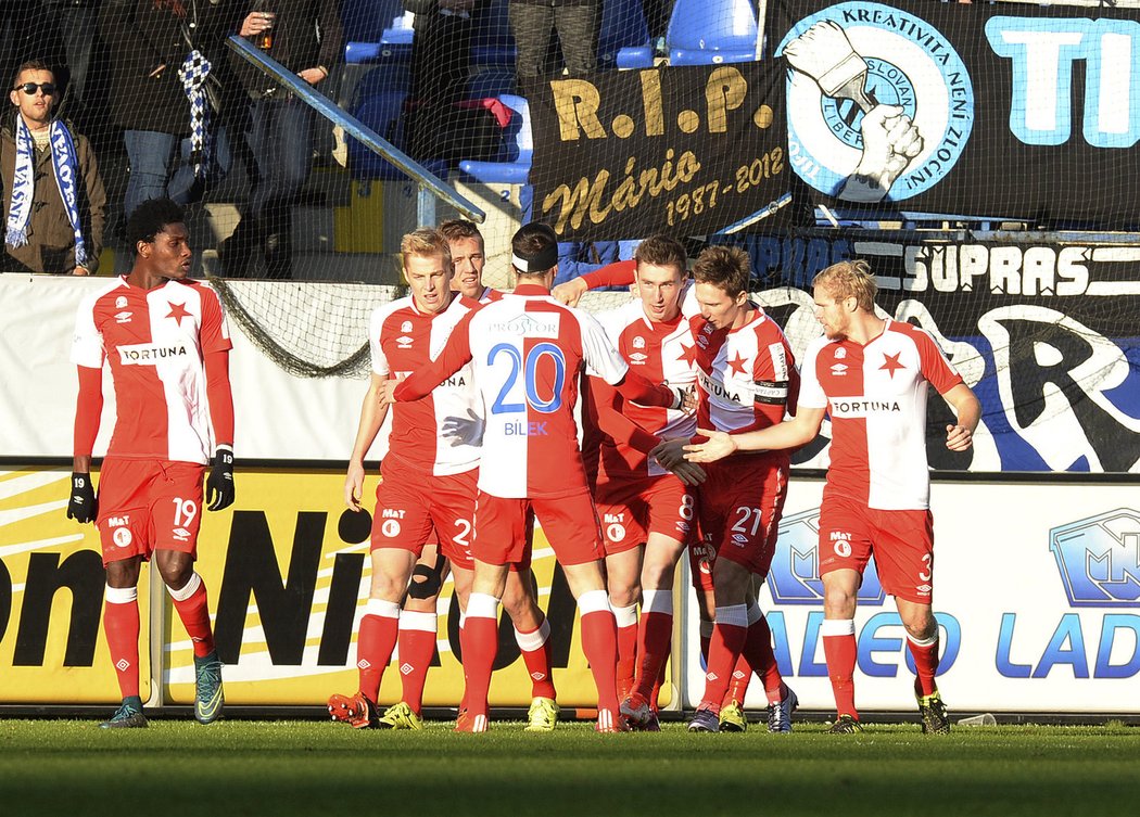 Fotbalisté Slavie se radují po gólu do sítě Liberce