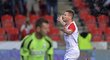 Útočník Slavie Muris Mešanovič slaví gól do sítě Karviné