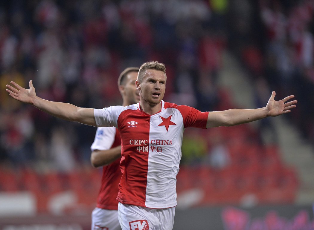 Útočník Slavie Muris Mešanovič slaví gól do sítě Karviné